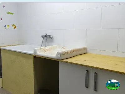 Aseos infantiles con lavabo del Camping Laspaúles, Castejón de Sos (Huesca)