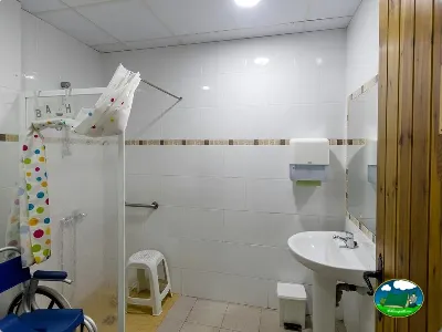 Aseos con ducha y lavabo del Camping Laspaúles, Castejón de Sos (Huesca)
