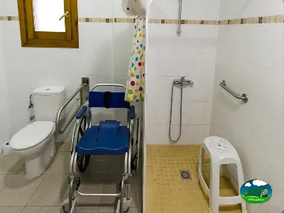 Aseos con ducha accesible y cambiador infantil del Camping Laspaúles, Castejón de Sos (Huesca)