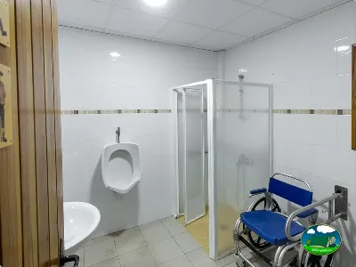 Aseos con ducha y accesibilidad del Camping Laspaúles, Castejón de Sos (Huesca)