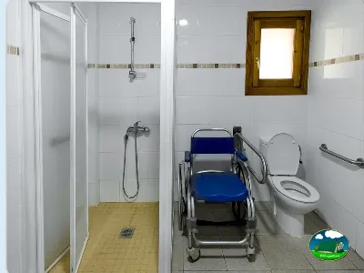 Aseos con ducha y sanitarios accesibles del Camping Laspaúles, Castejón de Sos (Huesca)