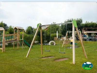 Parque infantil con columpios y tobogán del Camping Laspaúles, Castejón de Sos (Huesca)