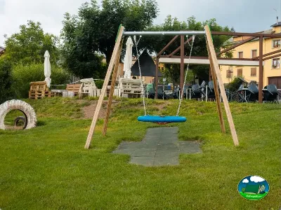 Parque infantil con columpio y zona de juegos del Camping Laspaúles, Castejón de Sos (Huesca)