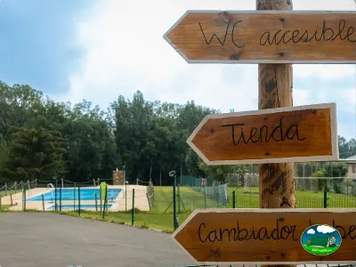 Piscina con señalización de servicios del Camping Laspaúles, Castejón de Sos (Huesca)