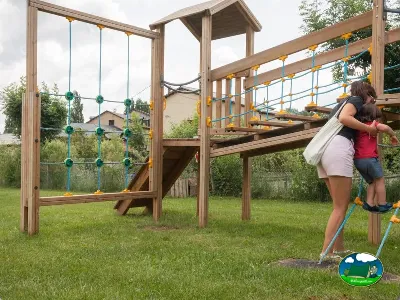 Parque infantil con estructuras de madera y juegos de cuerda del Camping Laspaúles, Castejón de Sos (Huesca)