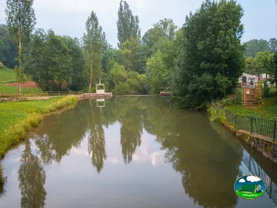 Parcela junto al río con vistas a la naturaleza del Camping Laspaúles, Castejón de Sos (Huesca)