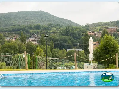 Piscina con vistas a la montaña y pueblos del Camping Laspaúles, Castejón de Sos (Huesca)