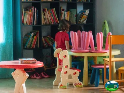 Parque infantil con zona de juegos y biblioteca del Camping Laspaúles, Castejón de Sos (Huesca)