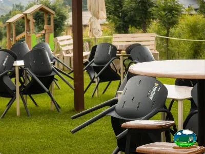 Parcela con zona de estar y parque infantil del Camping Laspaúles, Castejón de Sos (Huesca)