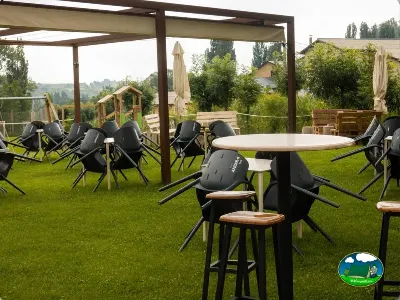 Bar con vistas a la montaña y zona de estar del Camping Laspaúles, Castejón de Sos (Huesca)
