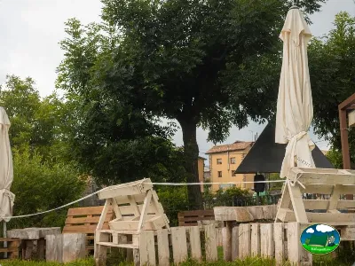 Parque infantil con sombrillas en zona de sombra del Camping Laspaúles, Castejón de Sos (Huesca)