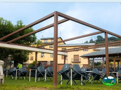 Zona de descanso con sombrilla y tumbonas del Camping Laspaúles, Castejón de Sos (Huesca)