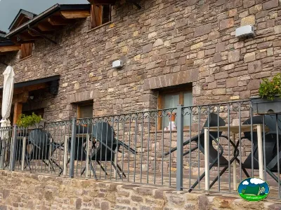 Cabaña de piedra con terraza del Camping Laspaúles, Castejón de Sos (Huesca)