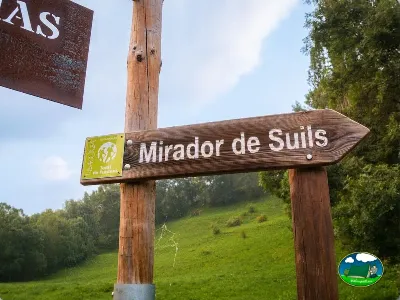 Montaña con señalización del recinto del Camping Laspaúles, Castejón de Sos (Huesca)