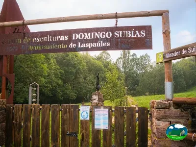 Entrada con cartel Domingo Subías y vistas a la montaña del Camping Laspaúles, Castejón de Sos (Huesca)