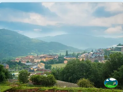Montaña con vistas al valle y pueblo del Camping Laspaúles, Castejón de Sos (Huesca)