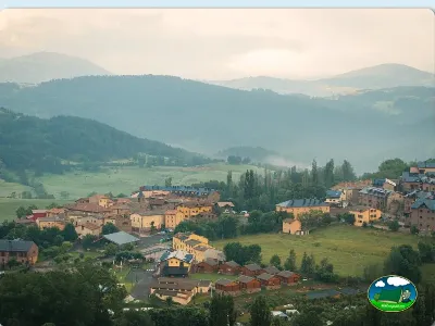 Montaña con vistas al recinto completo atardecer del Camping Laspaúles, Castejón de Sos (Huesca)