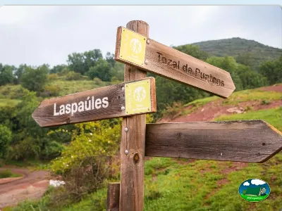 Señalización de senderos con vistas a la montaña del Camping Laspaúles, Castejón de Sos (Huesca)