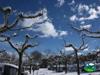Parcela con nieve en invierno del Camping Laspaúles, Castejón de Sos (Huesca)