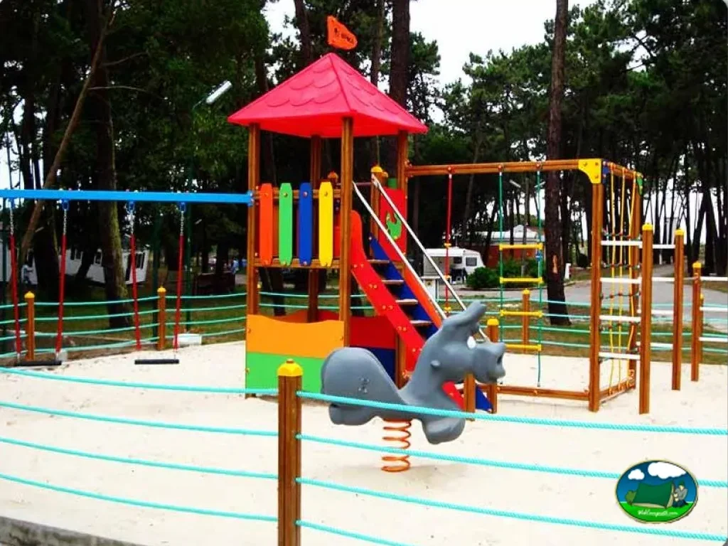 Parque infantil con tobogán y columpios del Camping Orbitur S. Jacinto, Aveiro (Aveiro)