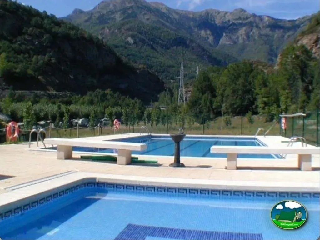 Piscina con vistas a la montaña de Camping La Borda d'Arnaldet, Sesué (Huesca)