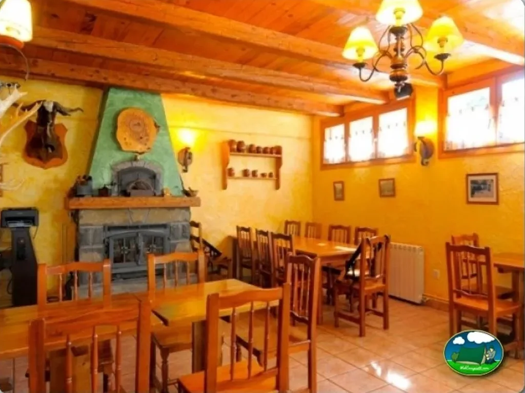 Restaurante con chimenea de Camping La Borda d'Arnaldet, Sesué (Huesca)