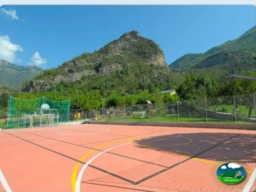 Pista deportiva con vistas a la montaña de Camping La Borda d'Arnaldet, Sesué (Huesca)