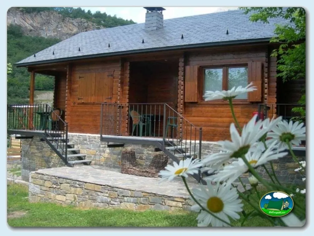 Cabaña de madera con vistas a la montaña del Camping La Borda D'Arnaldet, Sesué (Huesca)