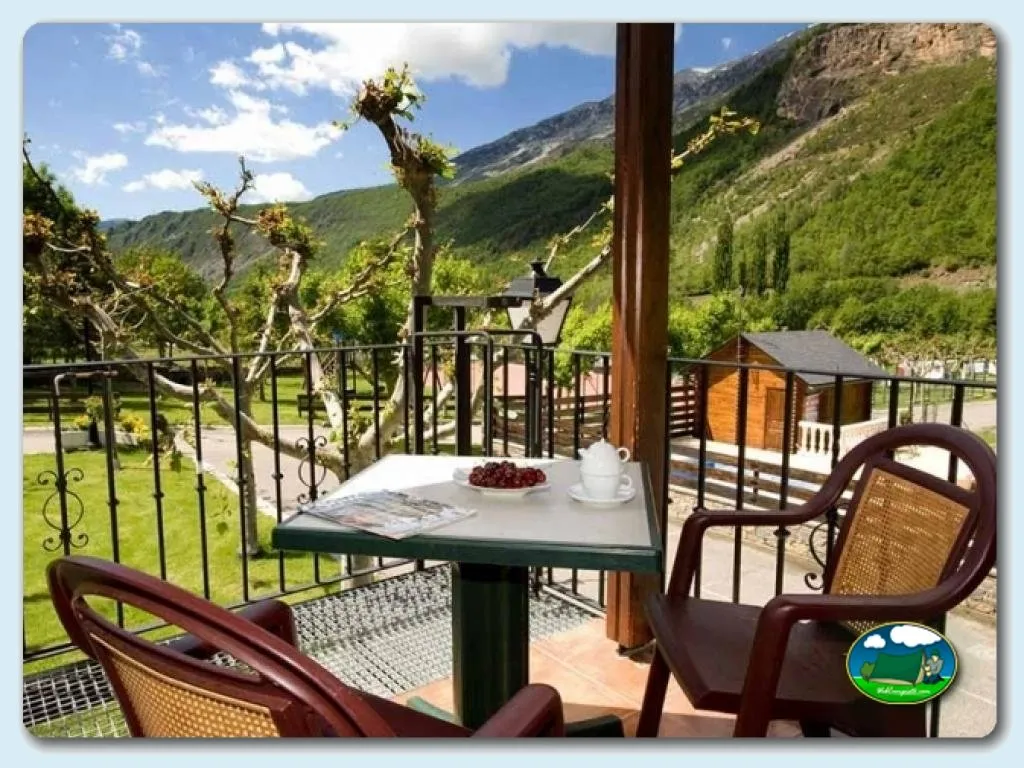 Bungalow con vistas a la montaña y piscina infantil del Camping La Borda D'Arnaldet, Sesué (Huesca)