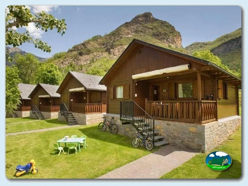 Cabaña de madera con vistas a la montaña del Camping La Borda D'Arnaldet, Sesué (Huesca)