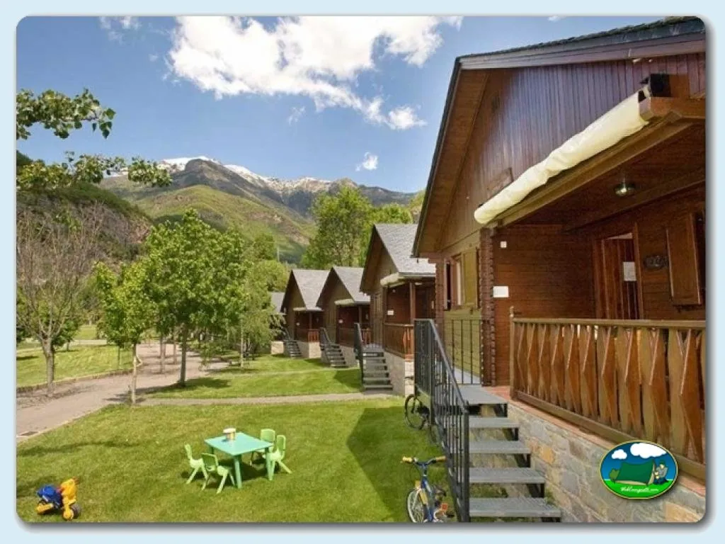 Cabaña con vistas a la montaña, parque infantil del Camping La Borda D'Arnaldet, Sesué (Huesca)