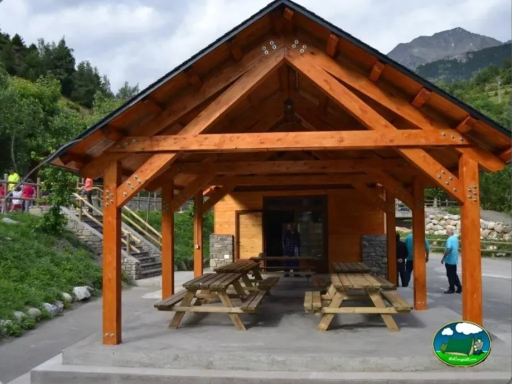 Restaurante con vistas a la montaña del Camping Aneto, Benasque (Huesca)