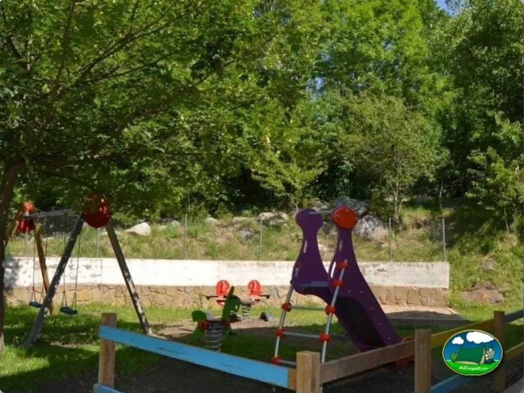 Parque infantil con tobogán y columpios del Camping Aneto, Benasque (Huesca)