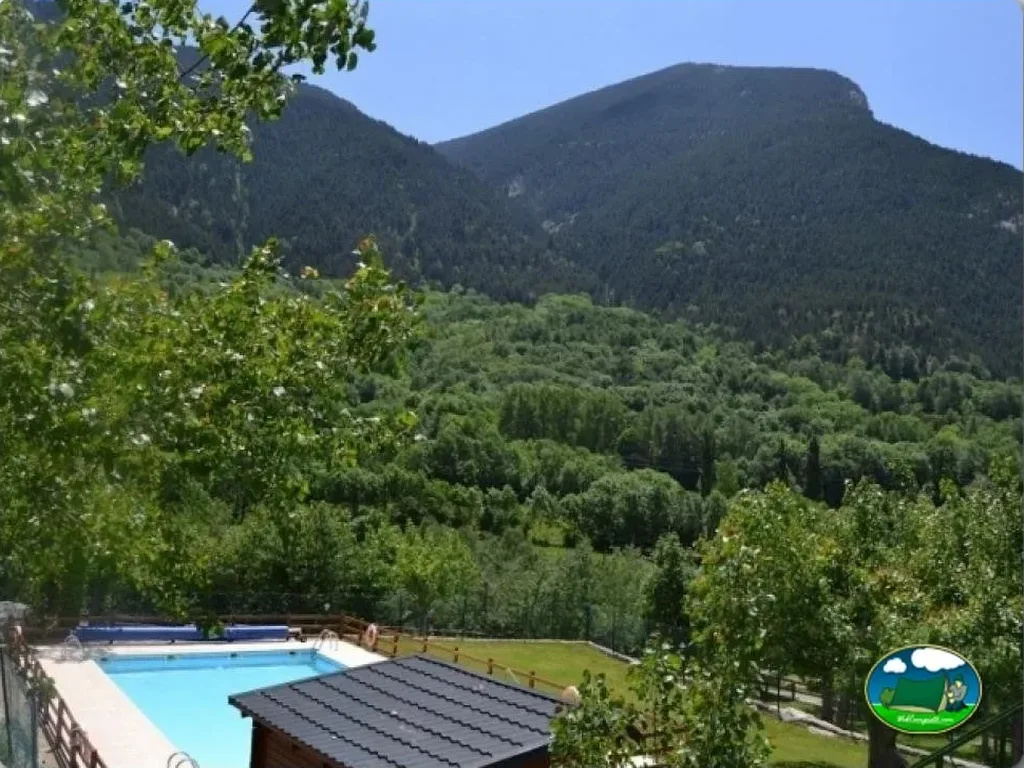 Piscina con vistas a la montaña del Camping Aneto, Benasque (Huesca)
