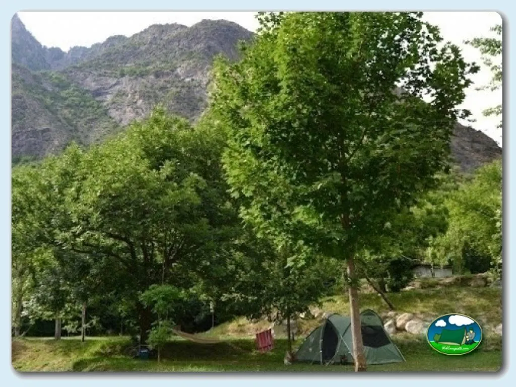 Tienda de acampada con vistas a la montaña del Camping Aneto, Benasque (Huesca)