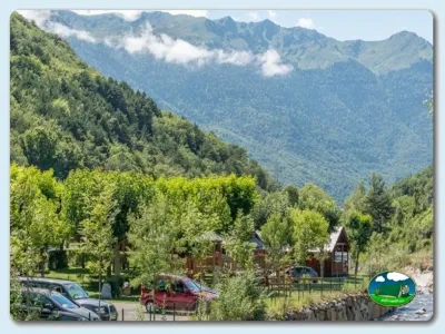 Montaña con parcelas y parque infantil del Camping Verneda Mountain Resort, Pont d'Arròs (Lleida)