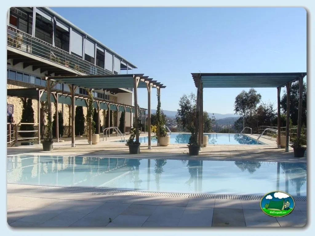 Piscina climatizada con vistas a la montaña del Camping Coimbra, Coimbra (Coimbra)