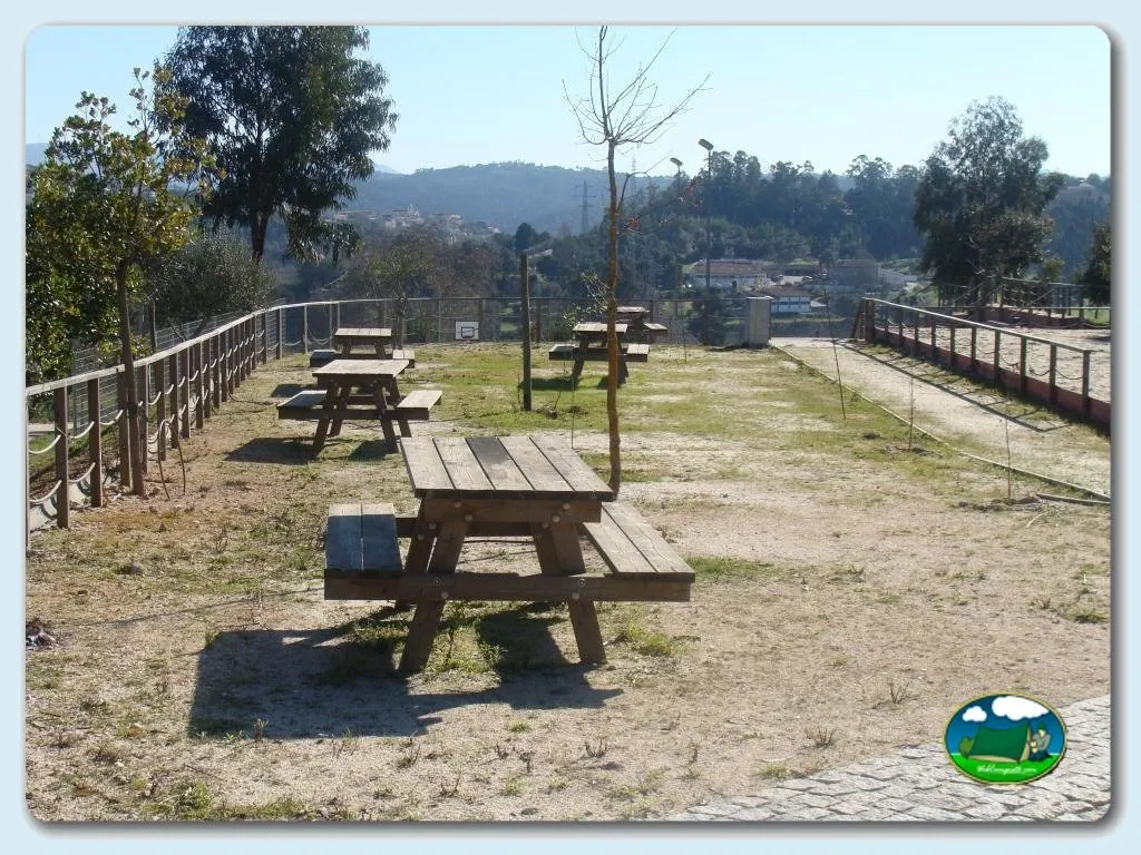 Parcela con vistas a la montaña y mesas de madera del Camping Coimbra, Coimbra (Coimbra)