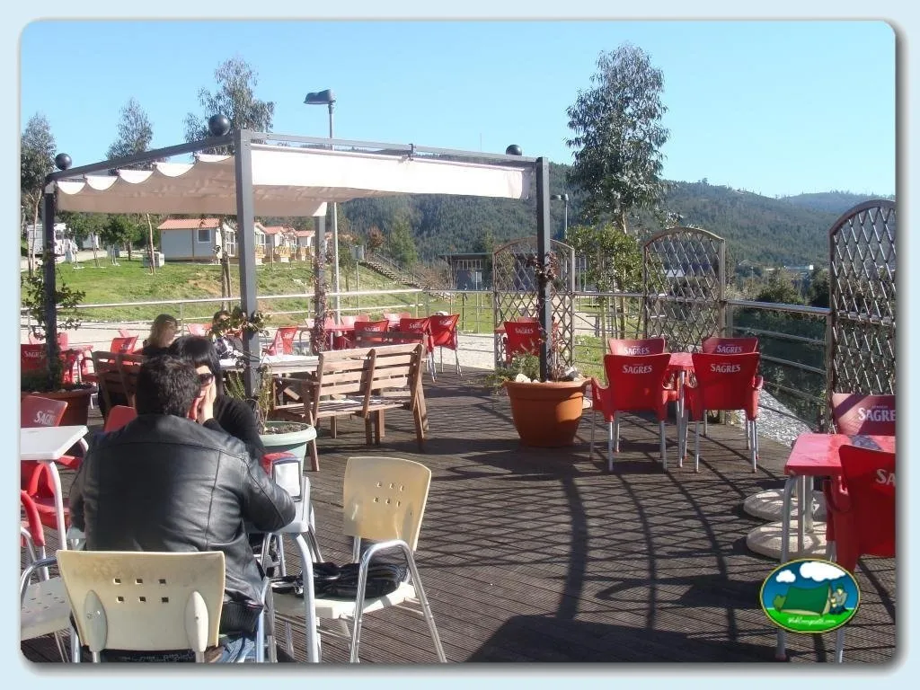 Restaurante con vistas a la montaña y terraza del Camping Coimbra, Coimbra (Coimbra)