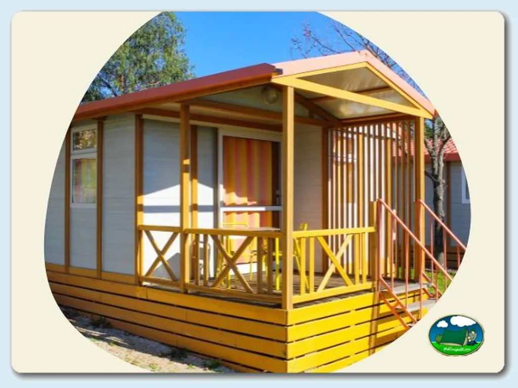 Bungalow con terraza y porche amarillo del Camping Coimbra, Coimbra (Coimbra)