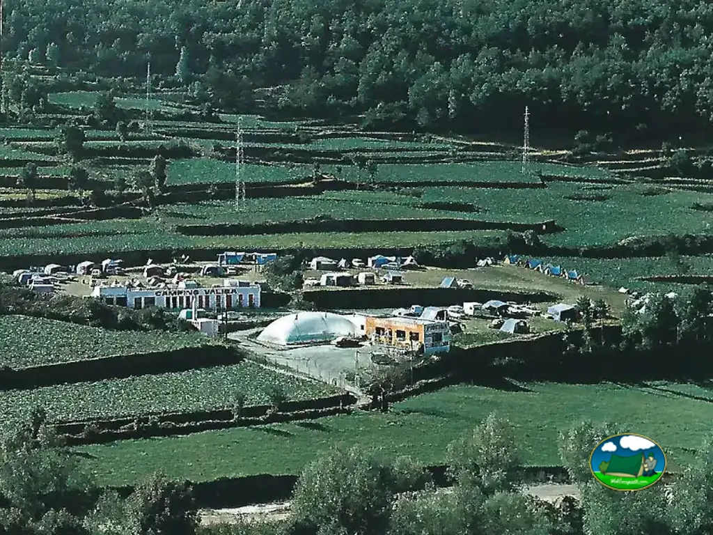 Fotografía histórica del Camping Valira entre parcelas y cultivos en Andorra la Vella