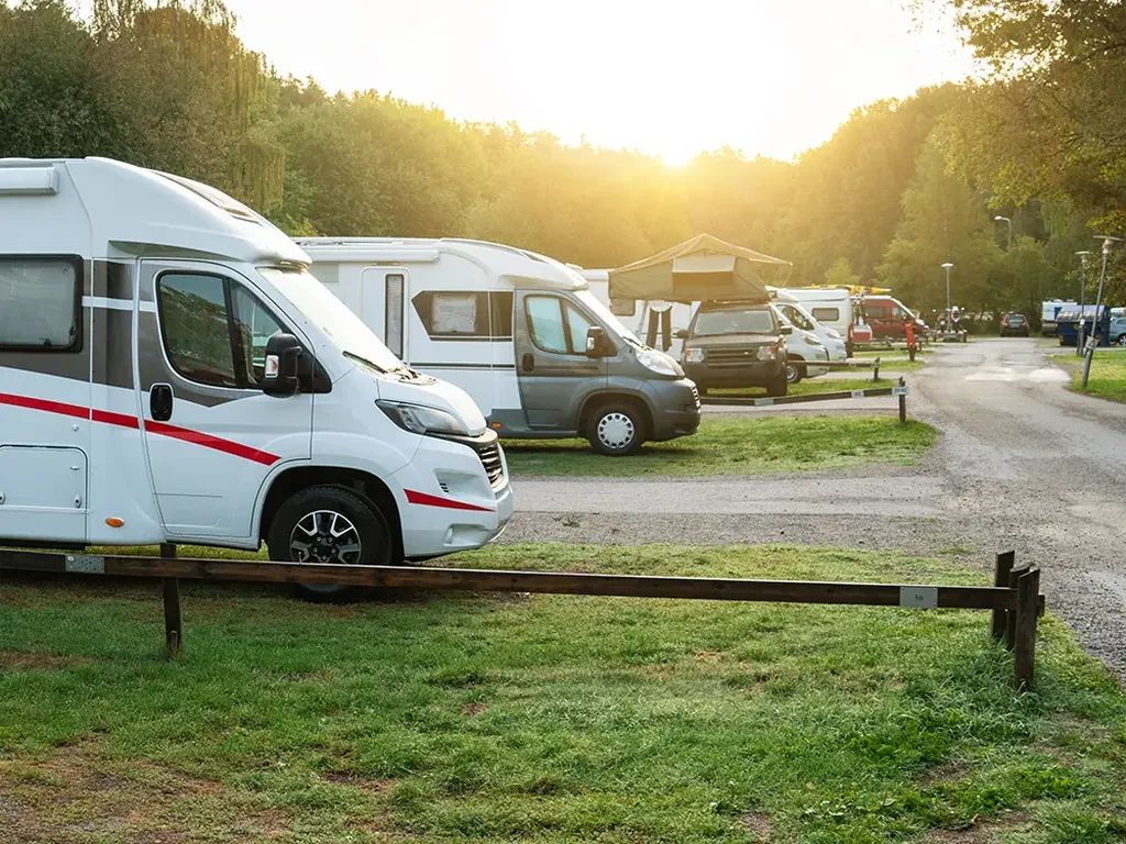 Mobil-home parcela arbolada atardecer del Camping Xixerella Park, Erts