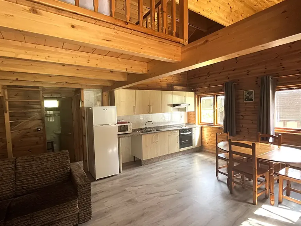 Cabana interior cocina comedor madera del Camping Xixerella Park, Erts