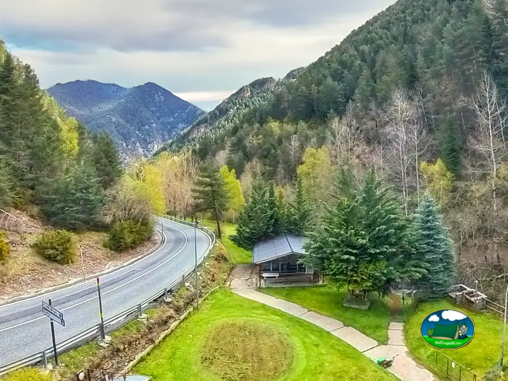 Acceso y bungalós de Xixerella Park entre las montañas de La Massana