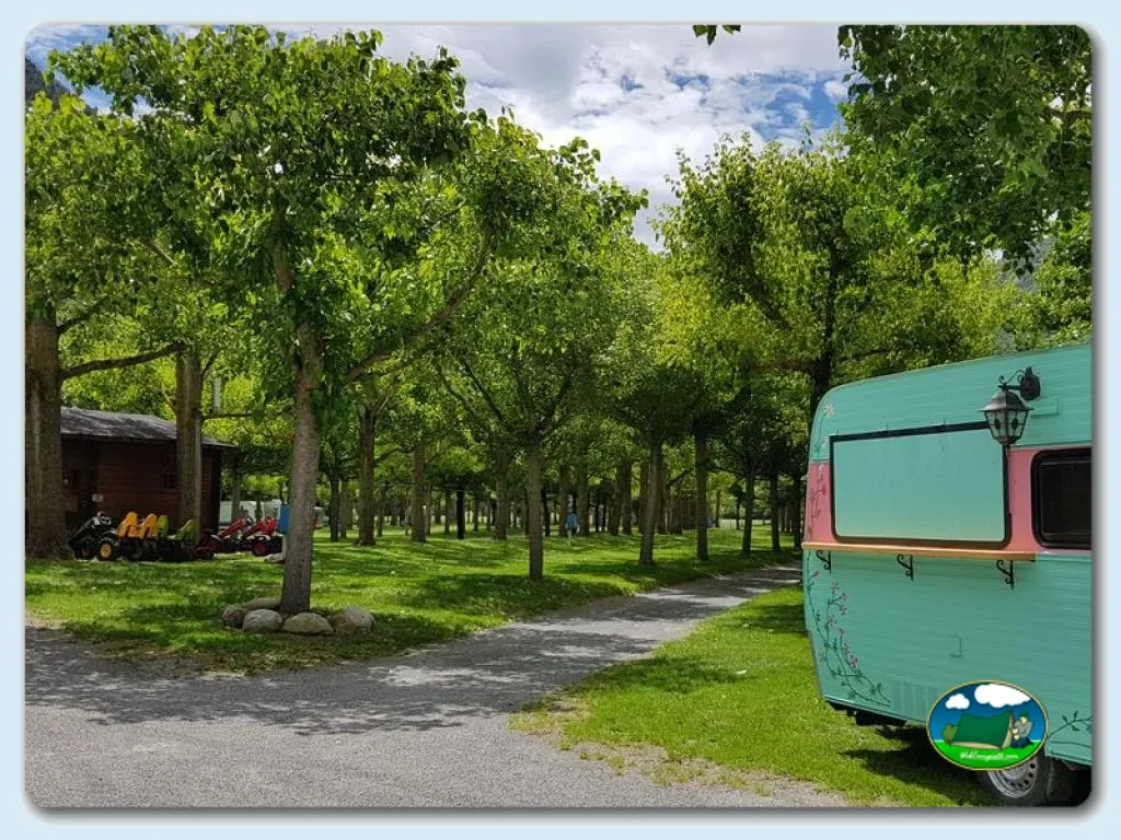 Mobil-home junto a parcela arbolada del Camping Cardós, Cardós Pirineus (Lleida)