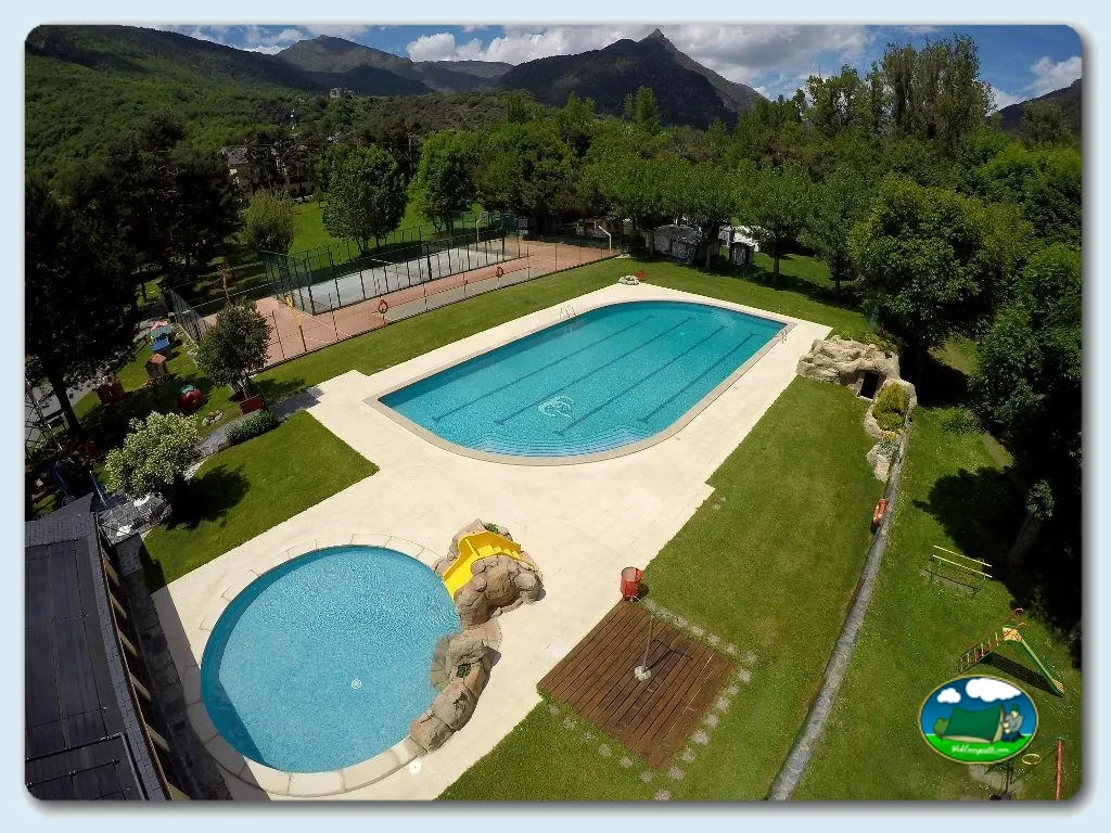 Piscina con vistas a la montaña, parque infantil y cancha de tenis del Camping Cardós, Cardós Pirineus (Lleida)