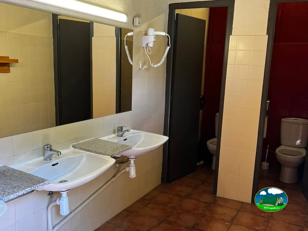 Lavabos y cabinas del bloque sanitario del Camping Santa Creu en Canillo