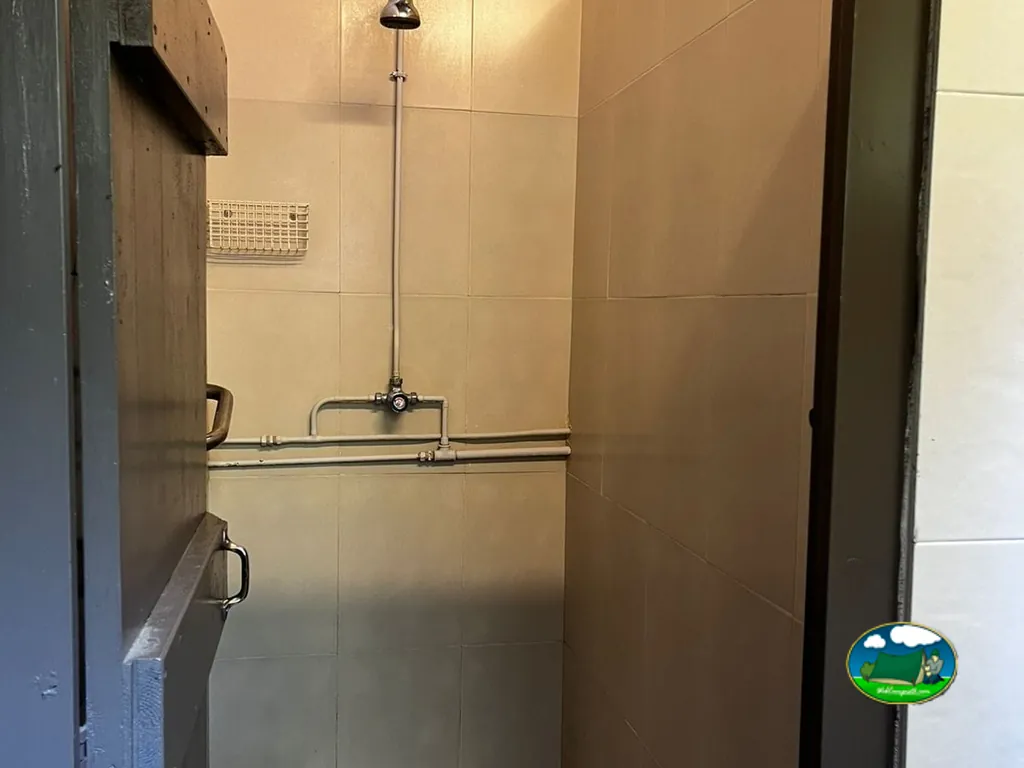 Ducha individual del bloque sanitario del Camping Santa Creu en Canillo