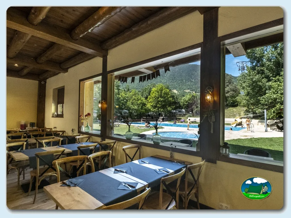 Restaurante con vistas a piscina y montaña del Camping La Borda del Pubill, Ribera de Cardós (Lleida)