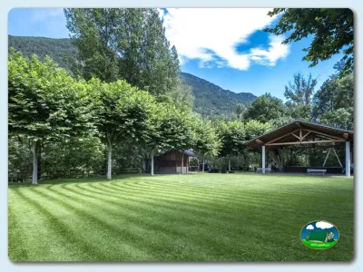 Parcela con vistas a la sierra, zona de juegos cubierta del Camping La Borda del Pubill, Ribera de Cardós (Lleida)